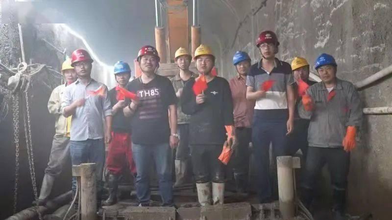 希拉里老牛吃嫩草，和小李子年龄差30岁，奥斯卡影帝3天赚1800万！