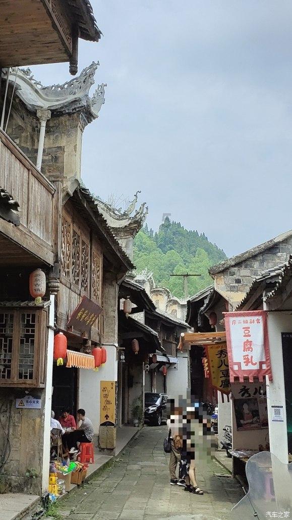 救援年轻女歌手
